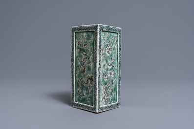 Un pot &agrave; pinceaux de forme carr&eacute;e en biscuit &eacute;maill&eacute; vert, Kangxi
