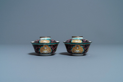 A pair of Chinese Thai market Bencharong bowls and covers, 20th C.