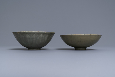 Twee Chinese Longquan celadon-geglazuurde kommen, Song/Ming