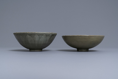 Twee Chinese Longquan celadon-geglazuurde kommen, Song/Ming