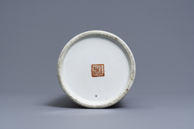 Un porte-chapeau en porcelaine de Chine famille rose &agrave; d&eacute;cor des '100 gar&ccedil;ons', marque de Qianlong, 19&egrave;me