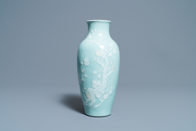Een Chinese monochrome blauwe wierookbrander en een celadon vaas met slipdecor, 18/19e eeuw