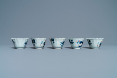 Vijf Chinese Imari-stijl koppen en schotels, Kangxi