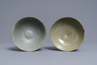 Twee Chinese Longquan celadon-geglazuurde kommen, Song/Ming