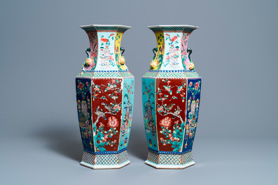 Une paire de vases de forme hexagonale en porcelaine de Chine famille rose, 19&egrave;me