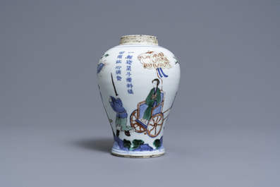 Un vase en porcelaine de Chine wucai &agrave; d&eacute;cor de 'Hongfu', &eacute;poque Transition