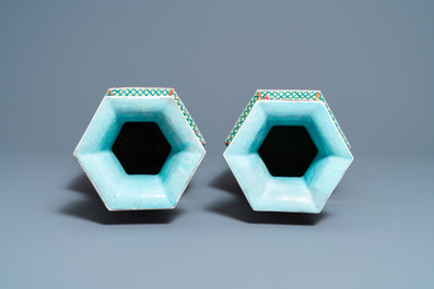 Une paire de vases de forme hexagonale en porcelaine de Chine famille rose, 19&egrave;me