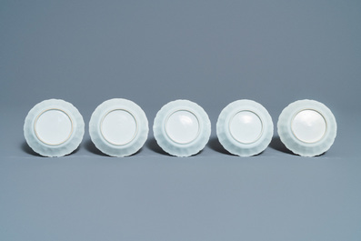 Cinq tasses et soucoupes en porcelaine de Chine de style Imari, Kangxi