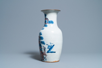 Een Chinese blauw-witte en koperrode vaas met herten en een kraanvogel, 19e eeuw