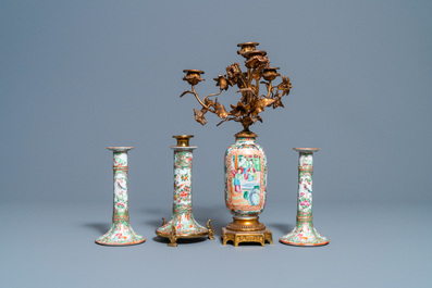 Trois bougeoirs en porcelaine de Chine famille rose de Canton et un vase &agrave; monture en bronze dor&eacute;, 19&egrave;me