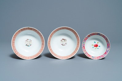 Trois assiettes et trois bols en porcelaine de Chine famille rose pour le march&eacute; Straits ou Peranakan, 19&egrave;me