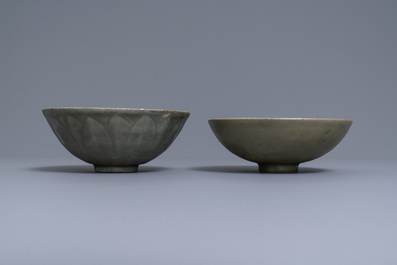 Twee Chinese Longquan celadon-geglazuurde kommen, Song/Ming