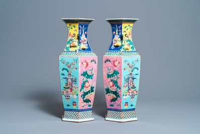 Une paire de vases de forme hexagonale en porcelaine de Chine famille rose, 19&egrave;me