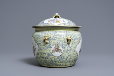 Une collection vari&eacute;e en porcelaine de Chine famille rose et en bleu et blanc, 19/20&egrave;me