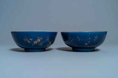 Trois bols en porcelaine de Chine bleu monochrome &agrave; d&eacute;cor dor&eacute;, Kangxi