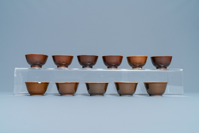 31 soucoupes et 22 tasses en porcelaine de Chine &agrave; fond brun capucin, Kangxi/Qianlong