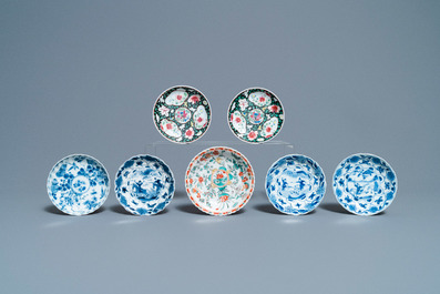 Treize tasses et soucoupes en porcelaine de Chine en bleu et blanc, famille verte et famille rose, Kangxi/Qianlong