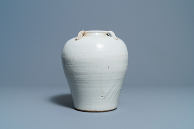 Een Chinese Swatow pot, een kom en een celadon wierookbrander, Ming en later