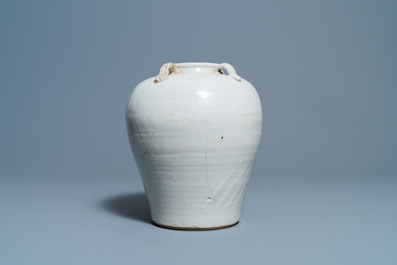 Un vase et un bol en porcelaine de Chine dite 'de Swatow' et un br&ucirc;le-parfum en c&eacute;ladon monochrome, Ming et apr&egrave;s