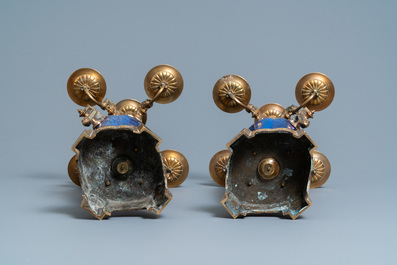Een paar Chinese blauwe fond-vazen met bronzen kandelaarsmonturen, Kangxi en 19e eeuw