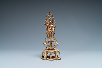 Een Chinese vergulde bronzen figuur van een staande Boeddha, wellicht Noordelijke Wei dynastie