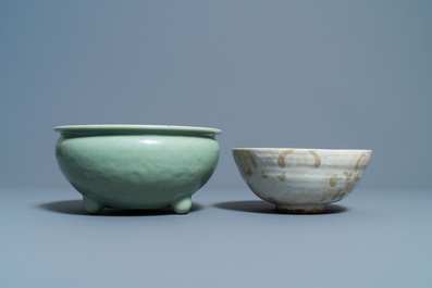 Een Chinese Swatow pot, een kom en een celadon wierookbrander, Ming en later