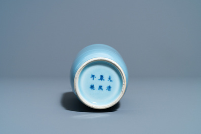 Un vase en porcelaine de Chine bleu de lavande monochrome, marque de Kangxi, 19&egrave;me