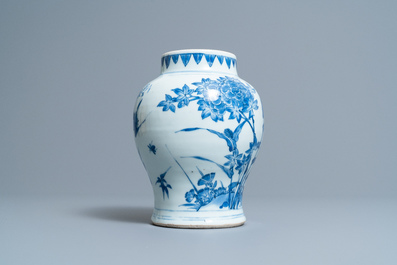 Un vase en porcelaine de Chine en bleu et blanc &agrave; d&eacute;cor d'oiseaux, &eacute;poque Transition