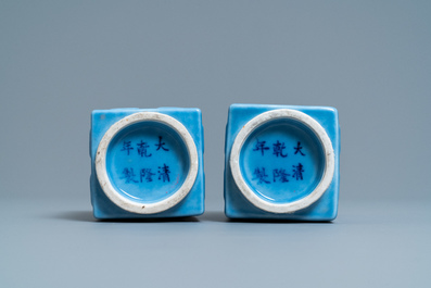 Een paar Chinese monochrome lavendelblauwe 'cong' vazen met trigrammen, Qianlong merk, Republiek