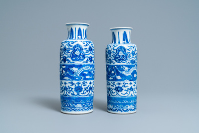 Deux vases de forme rouleau en porcelaine de Chine en bleu et blanc aux dragons, Kangxi