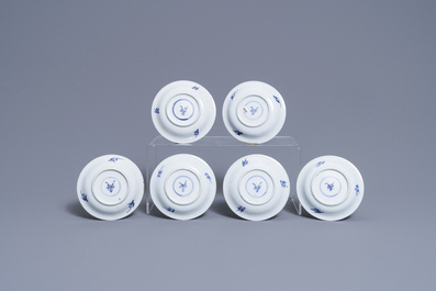 Six tasses et soucoupes en porcelaine de Chine en bleu, blanc et rouge de cuivre, Kangxi