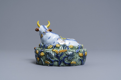 Un beurrier en fa&iuml;ence de Delft polychrome en forme de vache, 18&egrave;me