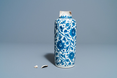 Cinq vases en porcelaine de Chine en bleu et blanc, Kangxi et apr&egrave;s