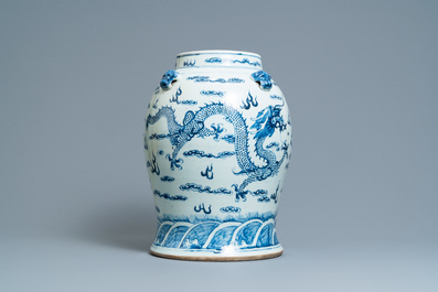 Un vase en porcelaine de Chine en bleu et blanc &agrave; d&eacute;cor de dragons, 19&egrave;me