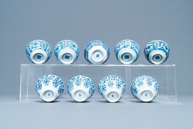 18 Chinese blauw-witte schotels en 17 koppen, Kangxi en later