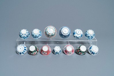 Dertien Chinese blauw-witte, famille rose en famille verte koppen en schotels, Kangxi/Qianlong