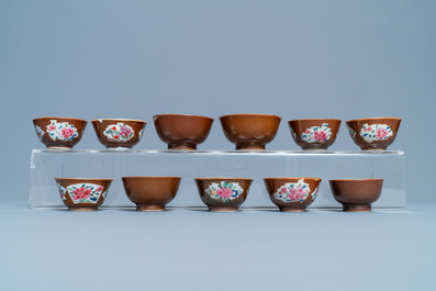 31 Chinese capucine brown-ground saucers and 22 cups, Kangxi/Qianlong