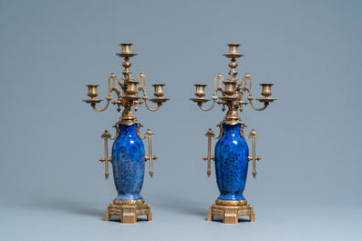 Une paire de vases en porcelaine de Chine &agrave; fond bleu mont&eacute;s en candelabres en bronze, Kangxi et 19&egrave;me