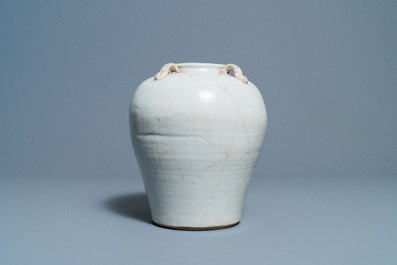 Un vase et un bol en porcelaine de Chine dite 'de Swatow' et un br&ucirc;le-parfum en c&eacute;ladon monochrome, Ming et apr&egrave;s
