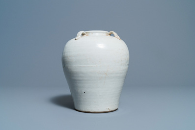 Een Chinese Swatow pot, een kom en een celadon wierookbrander, Ming en later