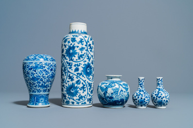 Vijf Chinese blauw-witte vazen, Kangxi en later