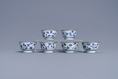 Six tasses et soucoupes en porcelaine de Chine en bleu, blanc et rouge de cuivre, Kangxi