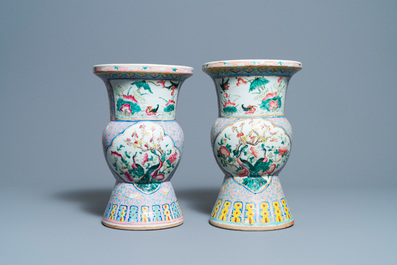 Une paire de crachoirs en porcelaine de Chine famille rose pour le march&eacute; Straits ou Peranakan, 19&egrave;me