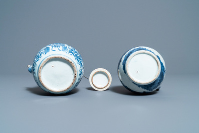 Une collection de tasses et soucoupes et deux verseuses en porcelaine de Chine et de Japon en bleu et blanc, Wanli et apr&egrave;s