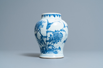 Un vase en porcelaine de Chine en bleu et blanc &agrave; d&eacute;cor d'oiseaux, &eacute;poque Transition