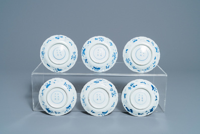 Een collectie Chinese en Japanse blauw-witte koppen en schotels en twee kannen, Wanli en later