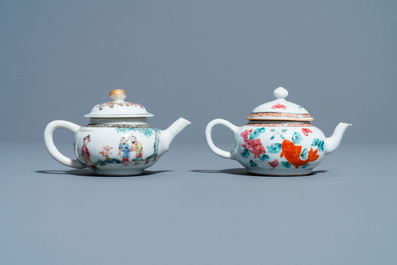 Twee Chinese famille rose miniatuur theepotten, Yongzheng/Qianlong