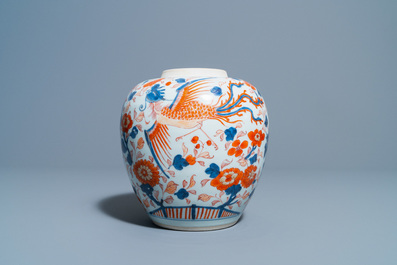 Een Chinese Imari-stijl pot met kylins en feniksen, Kangxi