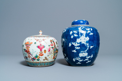 Vier diverse Chinese theepotten en twee dekselpotten, 19/20e eeuw
