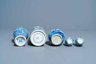 Vijf Chinese blauw-witte vazen, Kangxi en later